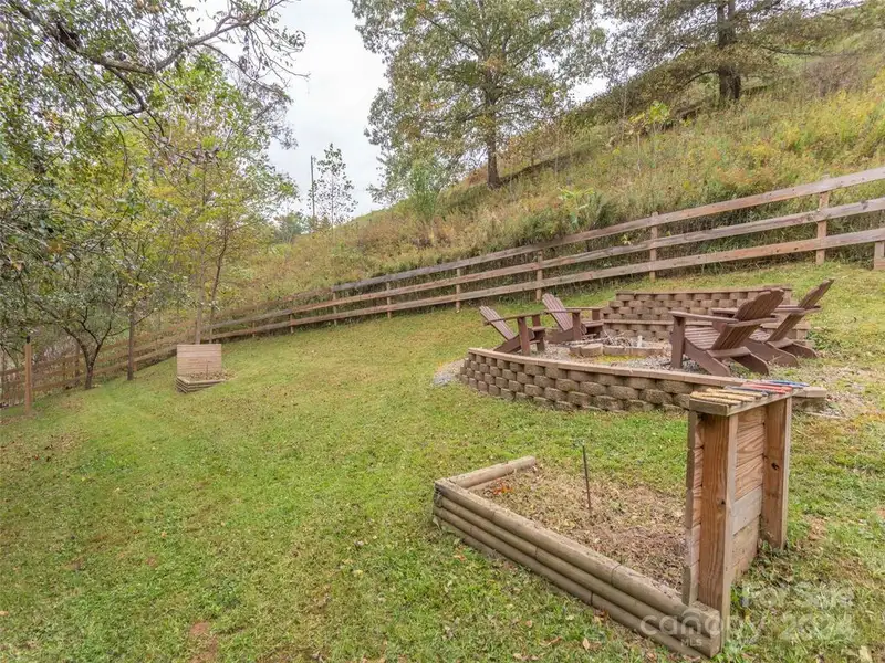Charming Cottage and Barn on Expansive Mountain Retreat with Outdoor Amenities