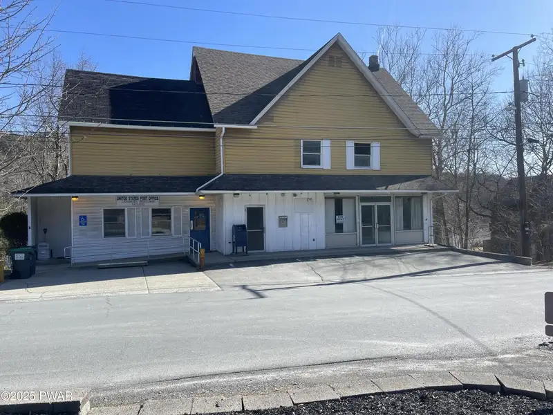 Versatile 948 Sq Ft Commercial Space for Lease in Lackawaxen with River Access