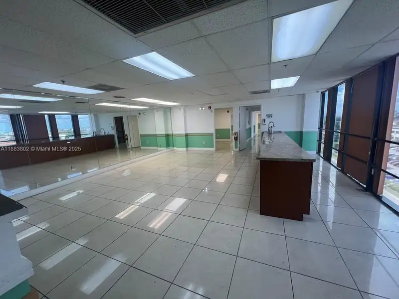 Spacious Corner Medical Office Unit in Central Hialeah – 2,552 Sq Ft