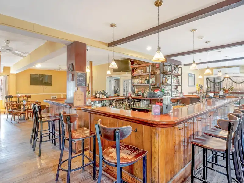 Renovated Pub and Hotel in Prime Woodstock Location with Restaurant and Apartments