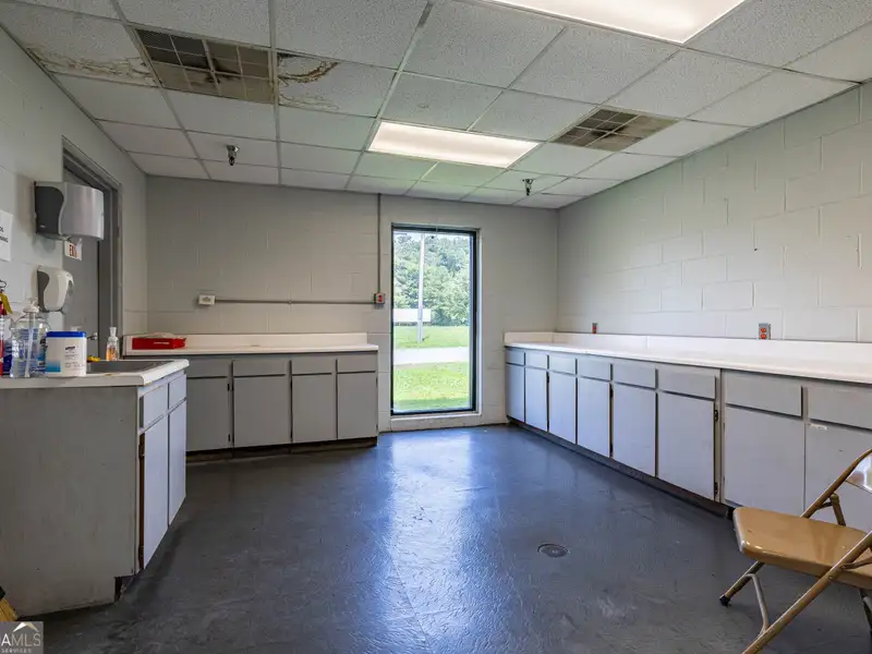 Industrial Warehouse with Food Quality Standards and Office Space in Prime Location