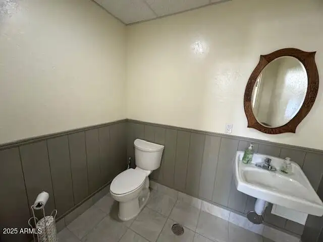 Versatile Commercial Property at High-traffic Intersection, Ideal for Business or Residence