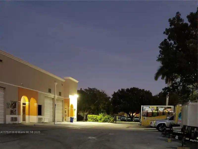 Established Auto Detailing Business with Expansion Potential in High Traffic Location