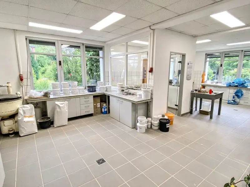 Versatile Commercial Property with Geology Laboratory in 2,800 M² Plot, Good Rental Income