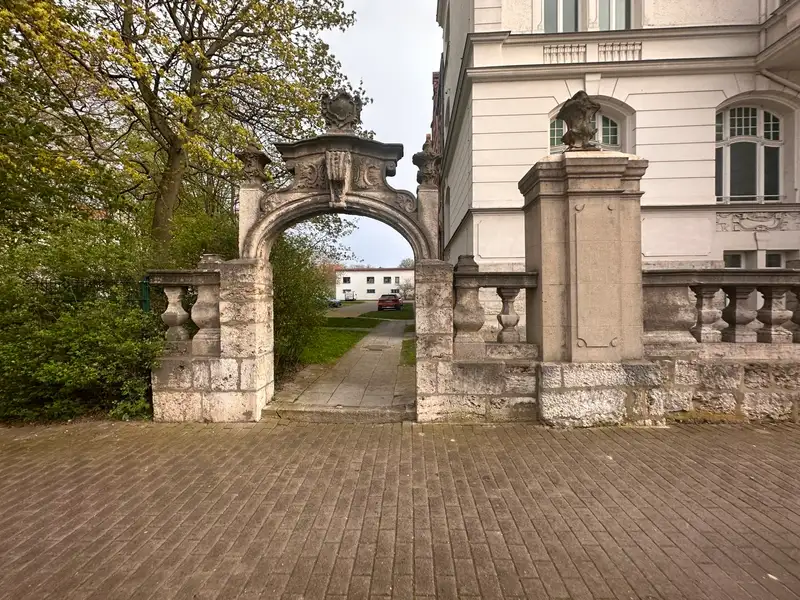 Spacious 249 M² Commercial-residential Unit in Historic Mühlhausen Villa