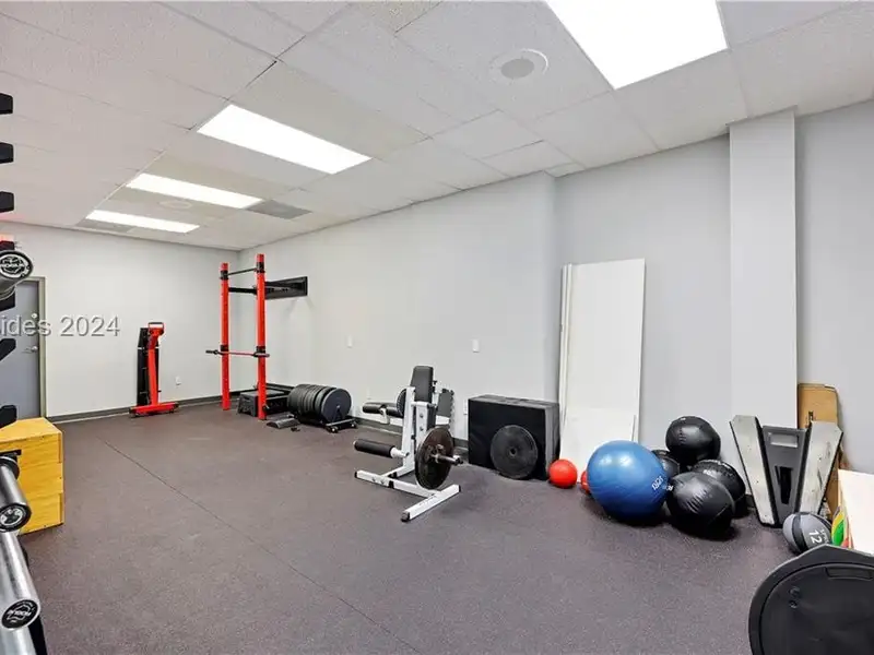 5,000 Sq Ft Retail Sublease in Port Royal Plaza with High Visibility