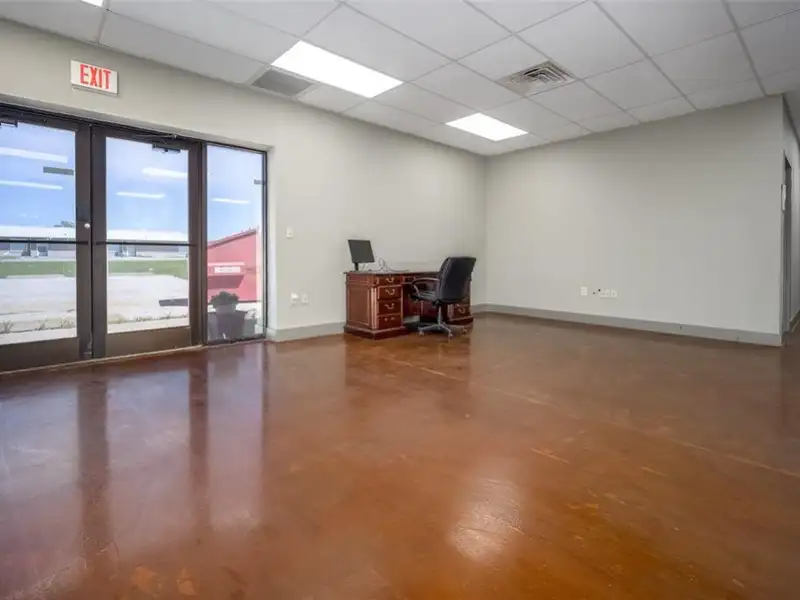 17,000 Sq Ft Versatile Industrial Facility on 402 Acres Near Oklahoma City