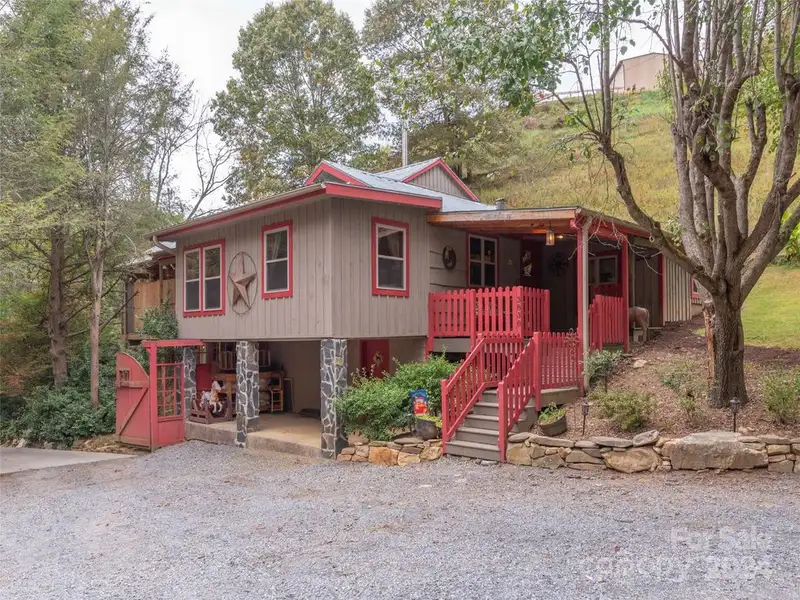 Charming Cottage and Barn on Expansive Mountain Retreat with Outdoor Amenities