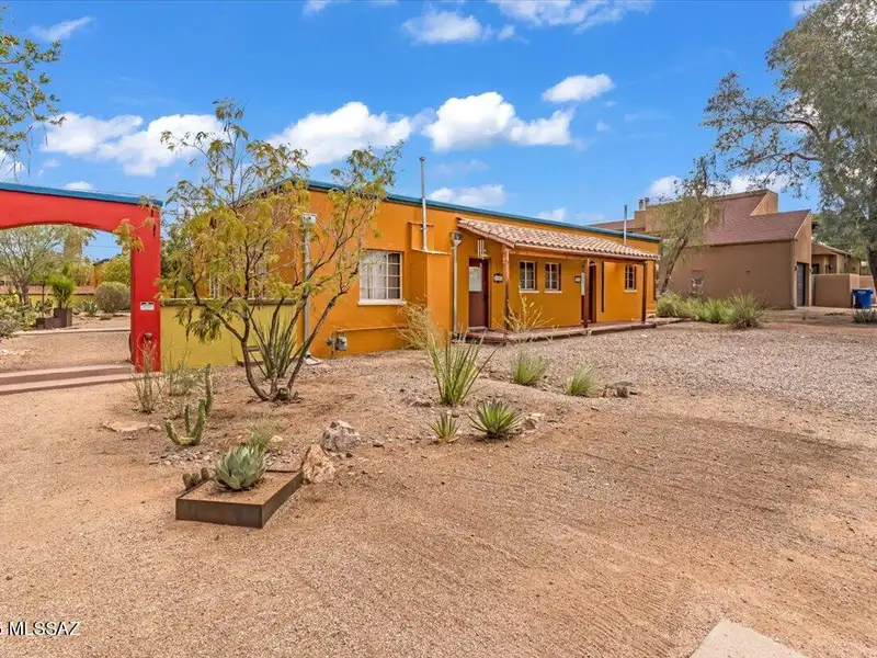 Fully Renovated Multi-family Property in Miramonte Neighborhood with 6 Apartments