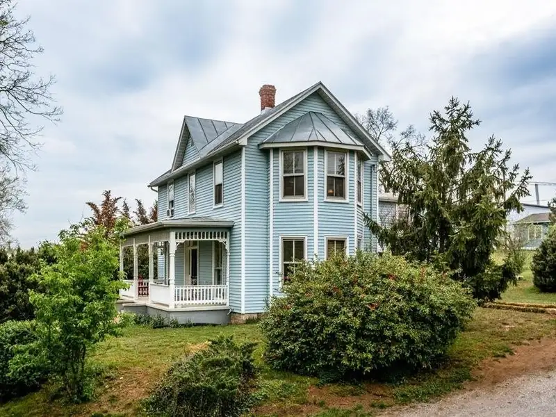 Victorian Office Space with Ada Compliance in Quaint Broadway, Ideal for Airbnb Potential