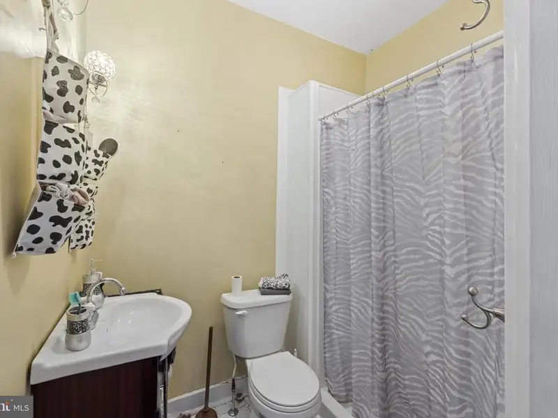 Historic Mcmechan Inn: 13-bedroom Home and Commercial Space in Moorefield, Wv