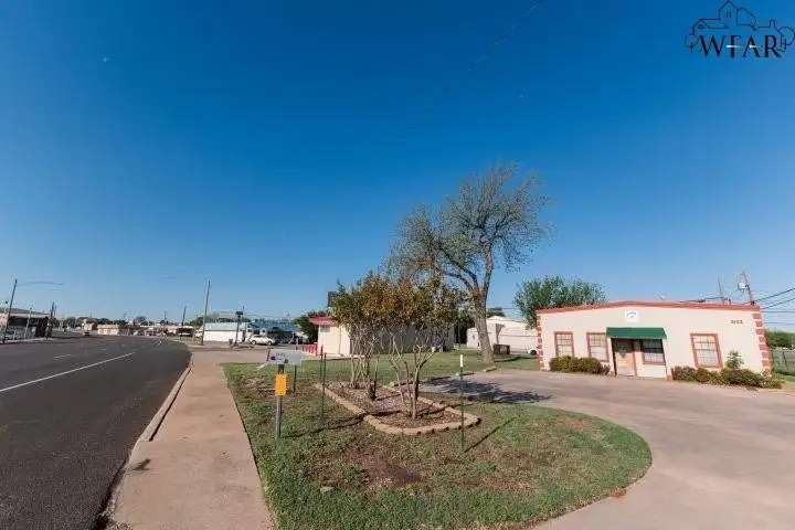 Commercial Building with Office and Warehouse Space in Prime Location