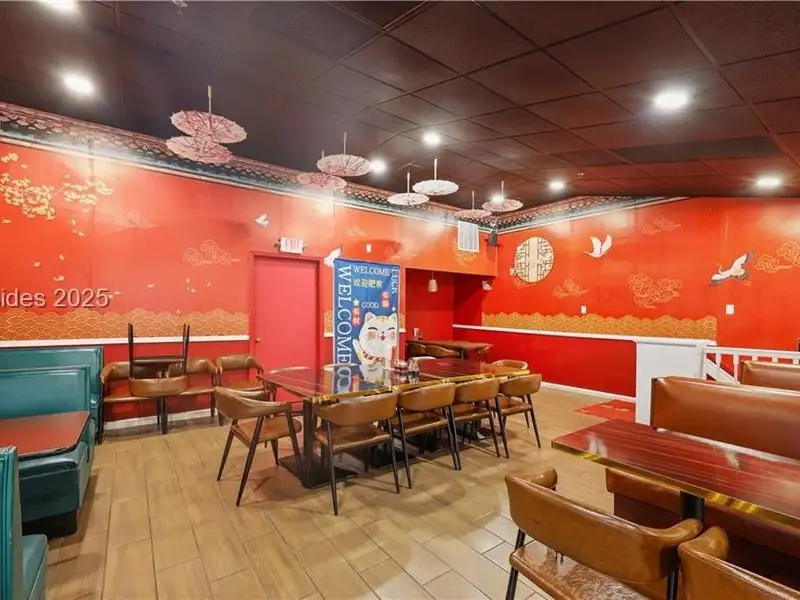 Mid-island Restaurant for Sale Near Palmetto Dunes with Outdoor Dining Area