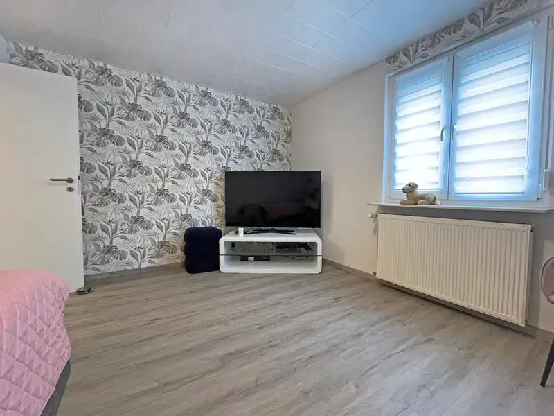 Modernized Detached House with Commercial Space in Family-friendly Location