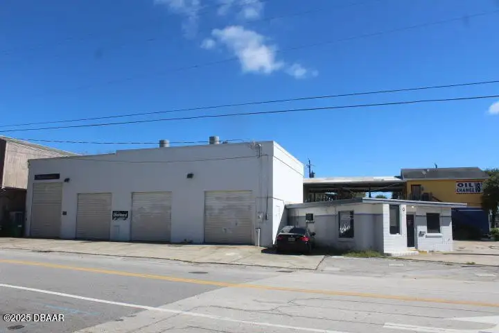 Freestanding Auto Repair Building on High-traffic Corner Lot in Mason Avenue