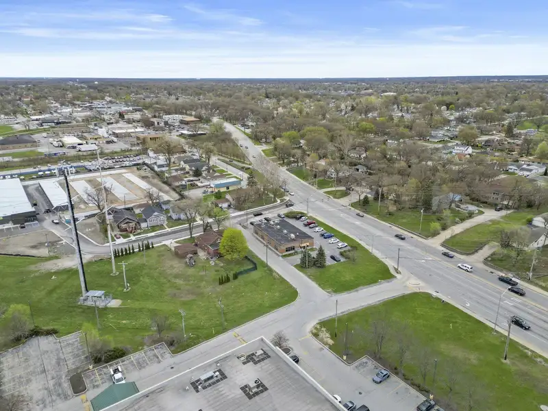 Multi-tenant Retail/office Space for Lease in Highland, in with Flexible Layout Options