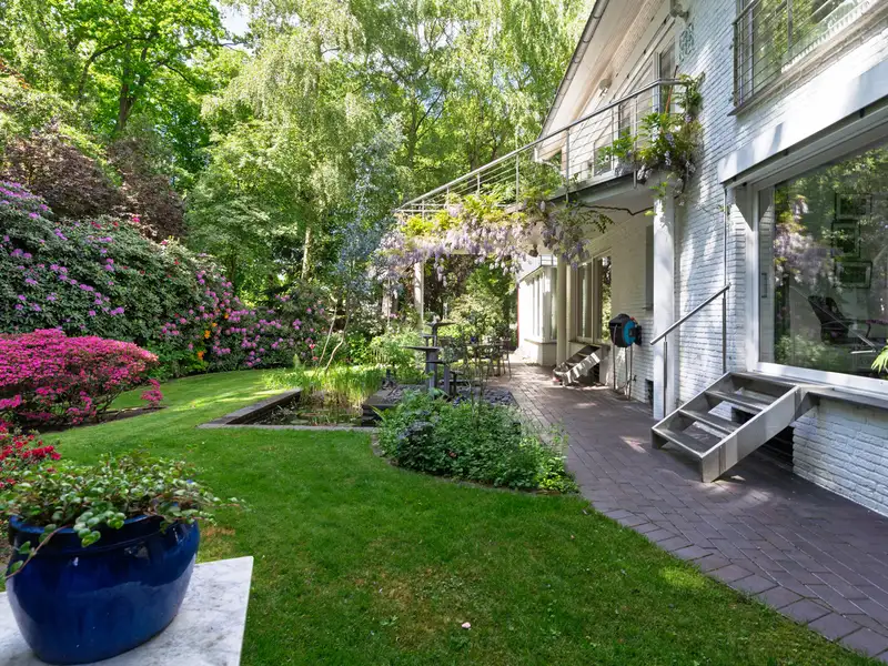 Residential and Commercial Building Investment Near Stadtpark with 460 M² Rentable Area