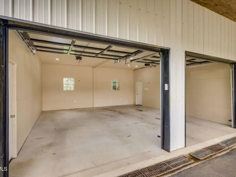 Custom Barndominium on 3 Acres with Pool and Income-generating Garage in Tennessee