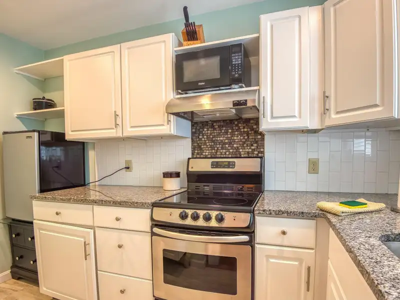 Fully Renovated Inn with 13 Guest Rooms on 5.52 Acres in White Mountains, Nh