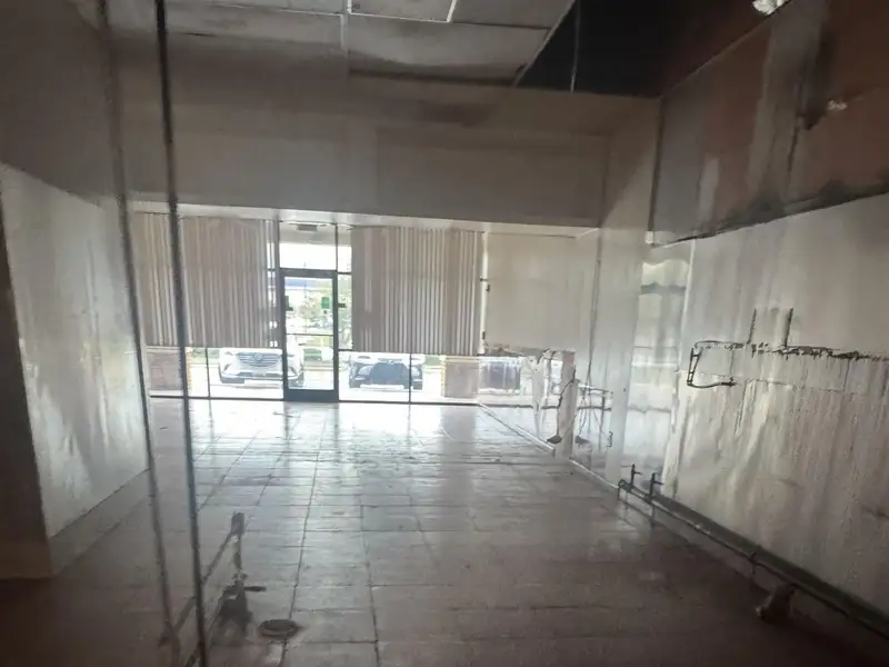Retail Bay for Restaurant in High-traffic Area - 1400 Sf Available