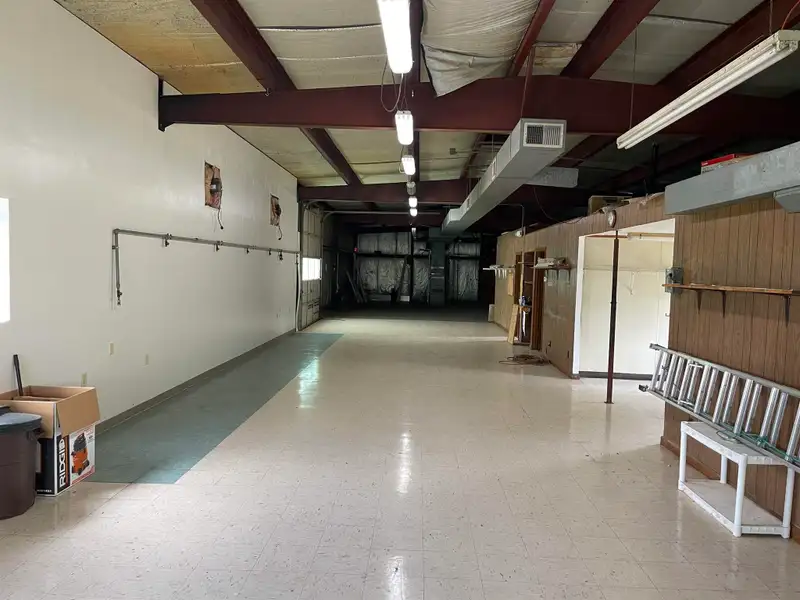Commercial Building for Lease: 3,000 Sq Ft with Loading Dock Near I81