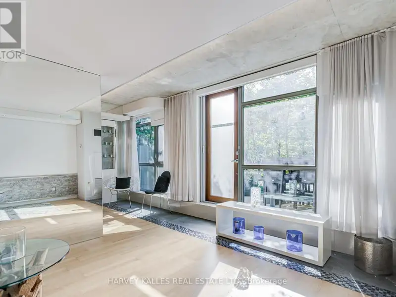 Executive Urban Townhome in King West with Private Entrance and Premium Amenities
