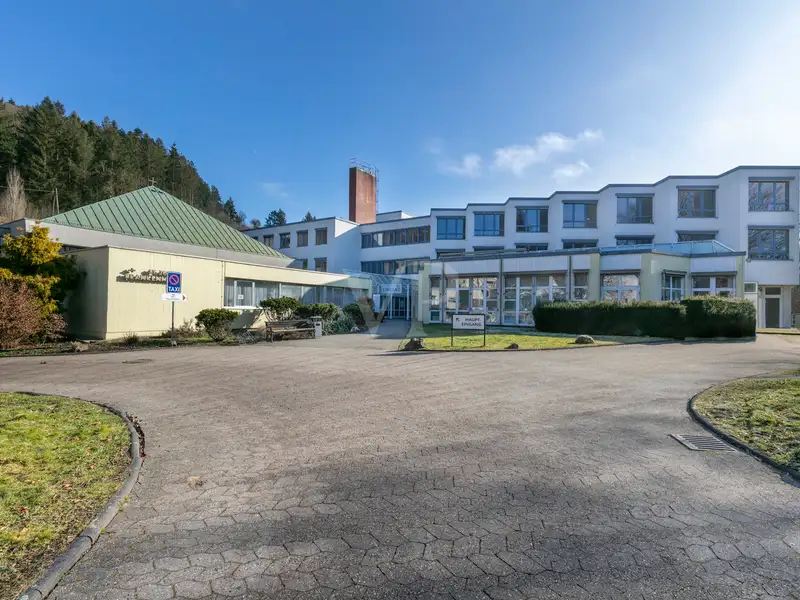 Spacious Commercial Property with Multiple Buildings on 26,913 M² in Prime Location