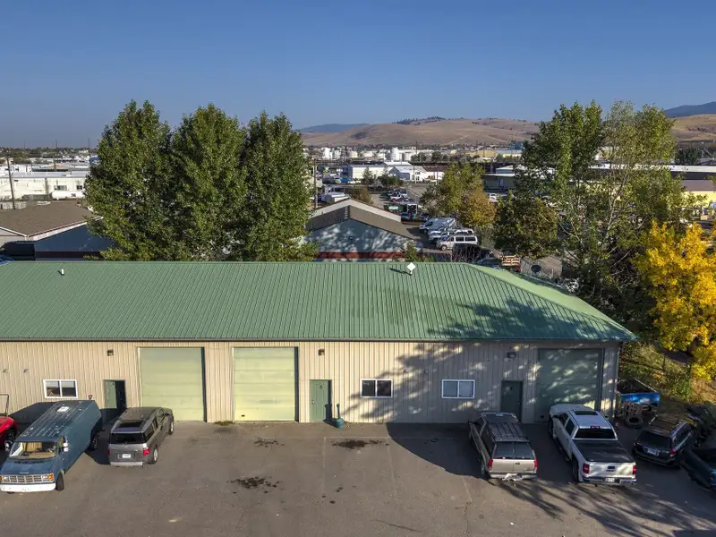 Large 30'x40' Shop with Office and Storage Near N Reserve and Interstate 90
