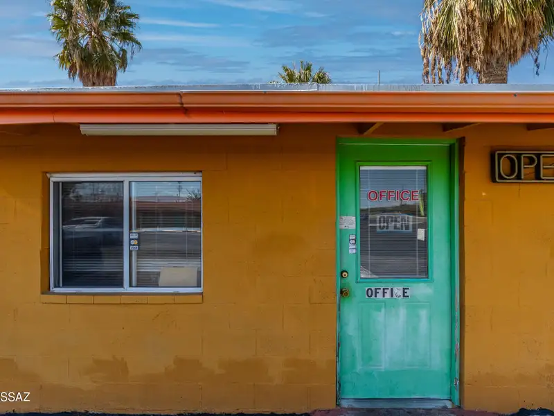 Well-maintained 18-unit Motel Near Tucson Airport with Rv Spaces and Ample Parking