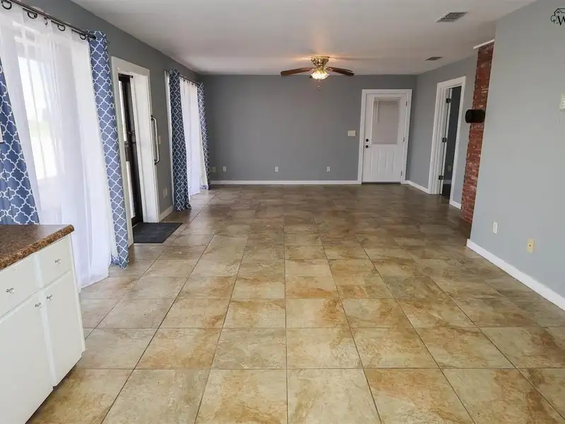 Commercial Property with Office, Living Quarters, and Warehouses in Wichita Falls Area
