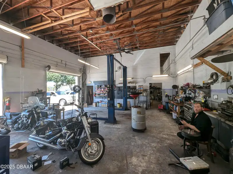 Freestanding Auto Repair Building on High-traffic Corner Lot in Mason Avenue