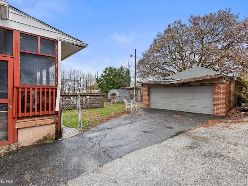 Mixed-use Property with Bar, Residential Space, and Garage in Folcroft Borough