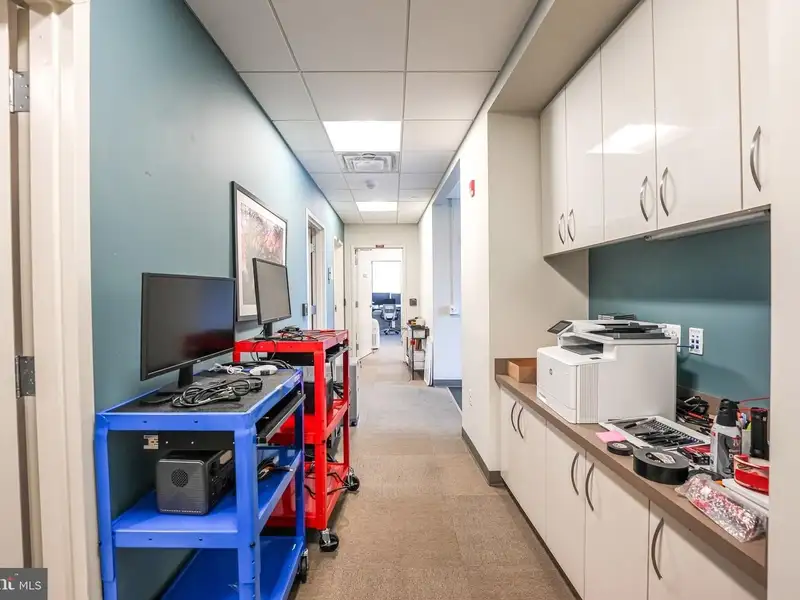 Secure Commercial Office Space in West Metro Plaza - 3101 Sq Ft, Icd 705 Compliant