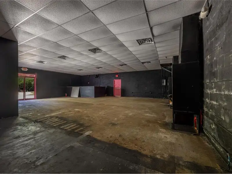 Versatile Commercial Building for Retail or Service Use in High-traffic Location