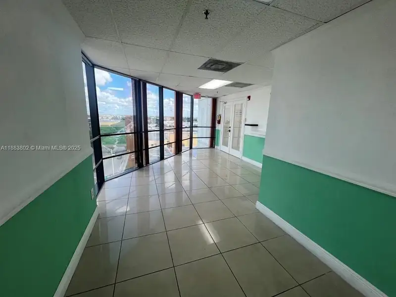Spacious Corner Medical Office Unit in Central Hialeah – 2,552 Sq Ft