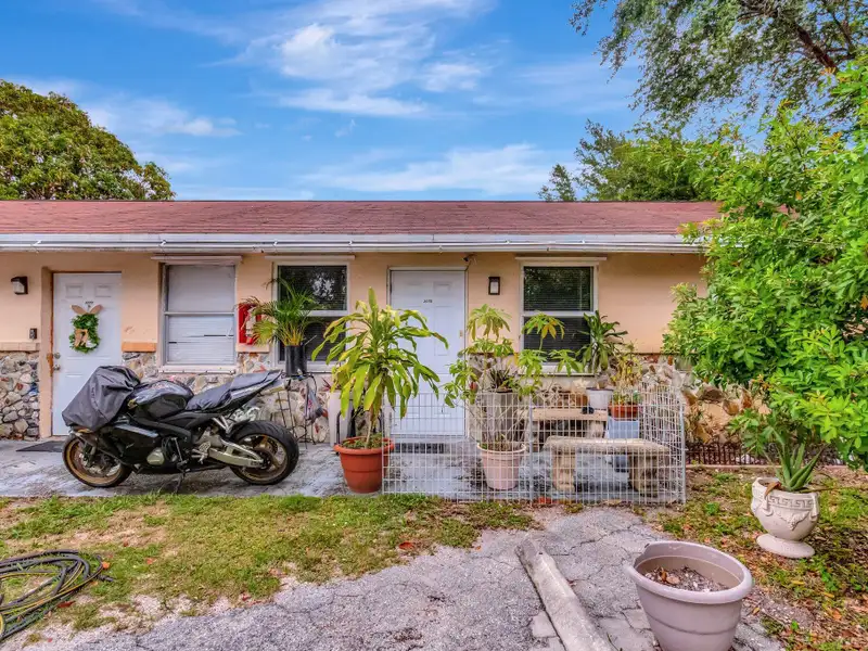Well-maintained 6-unit Multifamily Property in South Florida with Value-add Potential