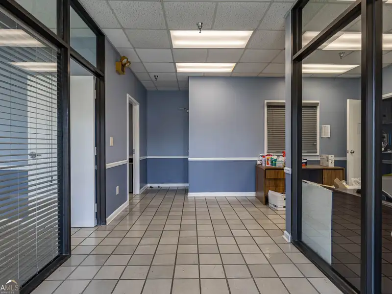 Industrial Warehouse with Food Quality Standards and Office Space in Prime Location