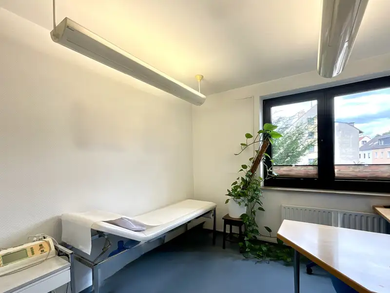 Commercial Space with Flexible Layout in Prime Location Near Pharmacy and Medical Offices