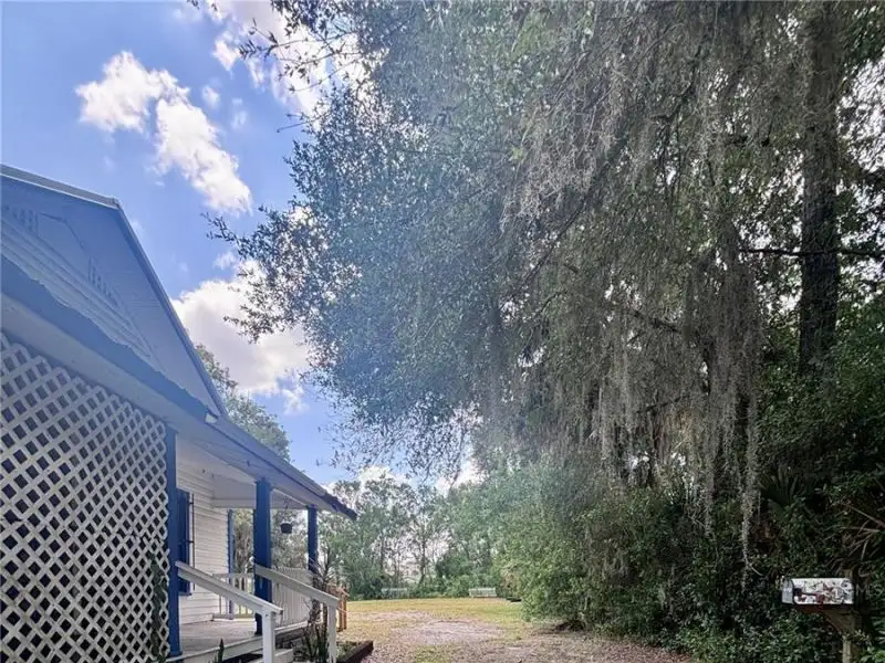 Prime Commercial Space for Lease in High-traffic Location with Ample Parking
