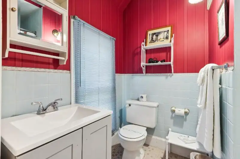 Historic Inn with Guest Suites and Motel Units in Wisconsin Dells