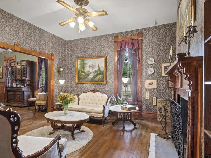 Historic Downtown Pittsburg Bed and Breakfast with 6 Ensuites and Unique Train Car Suite