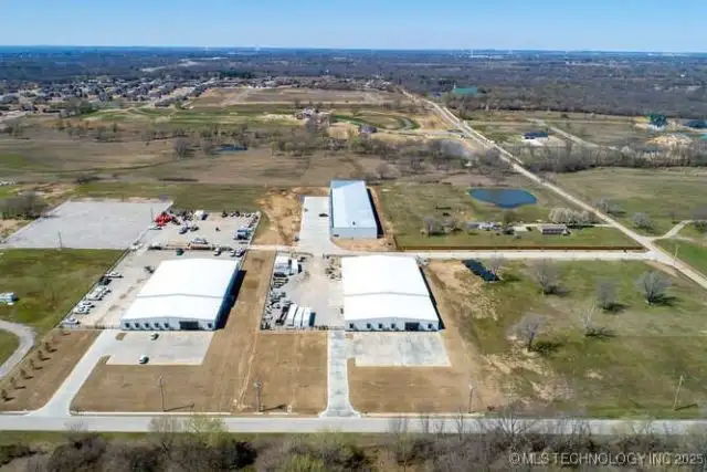 Modern Office/warehouse for Lease in Commercial General Zone - 22,080 Sf Total Space