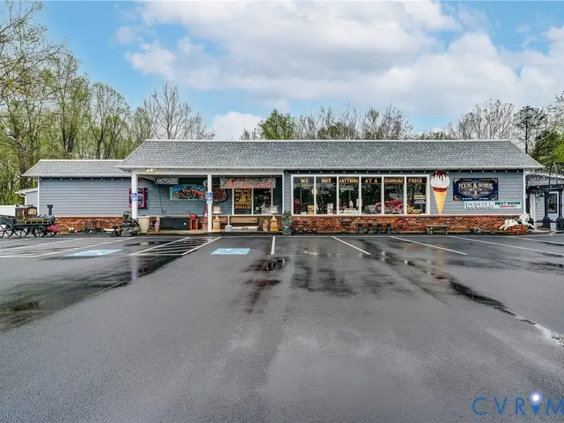 Renovated Commercial Building with 3 Businesses in Prime Montross Location