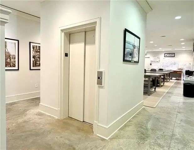 Class a Office Building for Sale or Lease in Prime Highway Commercial Location