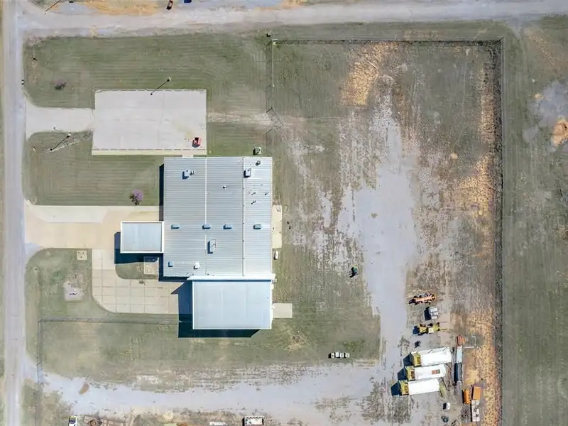 17,000 Sq Ft Versatile Industrial Facility on 402 Acres Near Oklahoma City
