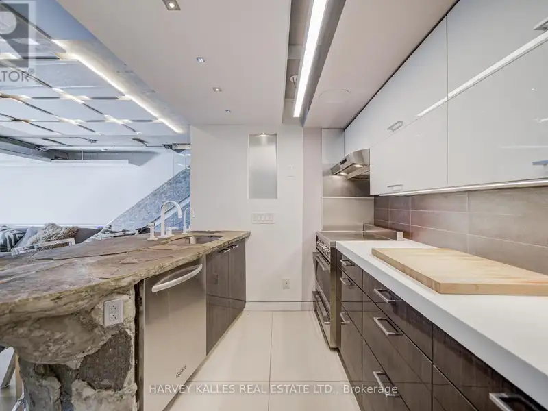 Executive Urban Townhome in King West with Private Entrance and Premium Amenities