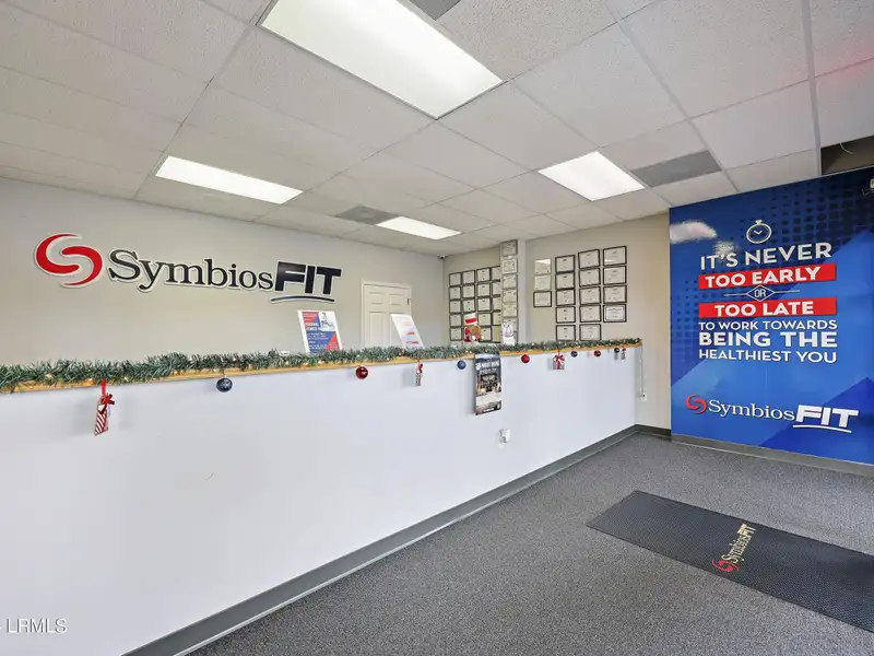 5,000 Sq Ft Retail Sublease in Port Royal Plaza, High Visibility Location