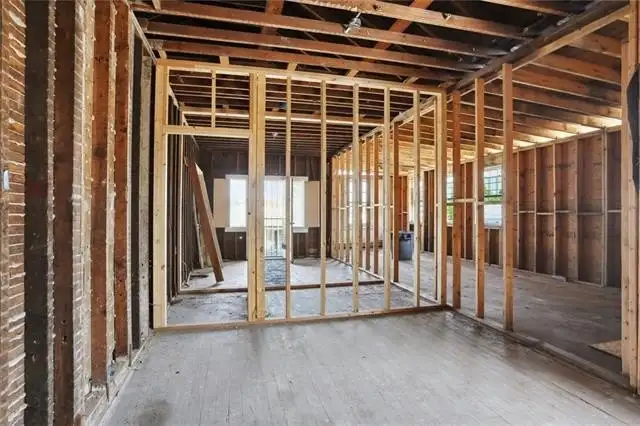Versatile Commercial Property Near Downtown – 7,000 Sq Ft with Multiple Utilities and Parking