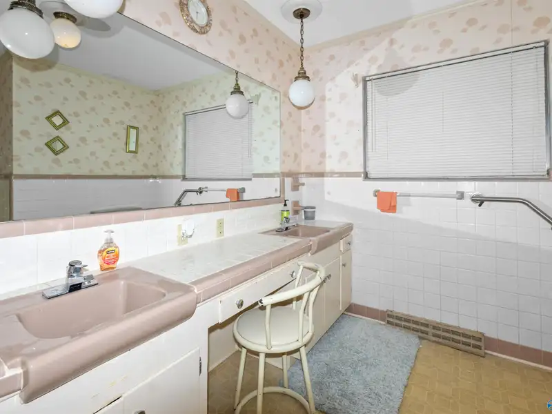 Versatile 2000 Sqft Home on 1.40 Acres in High-growth Huntsville Area