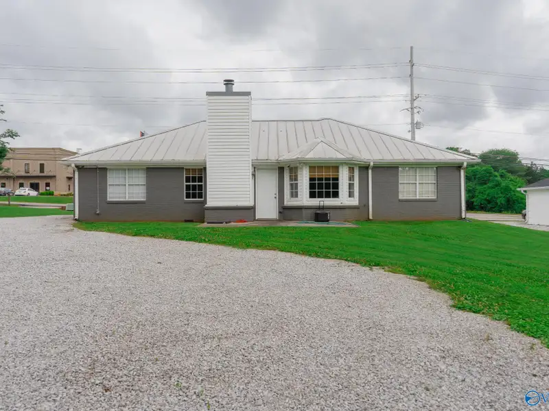 Gross Lease Commercial Property with Maintenance Included, Ideal for Business Operations